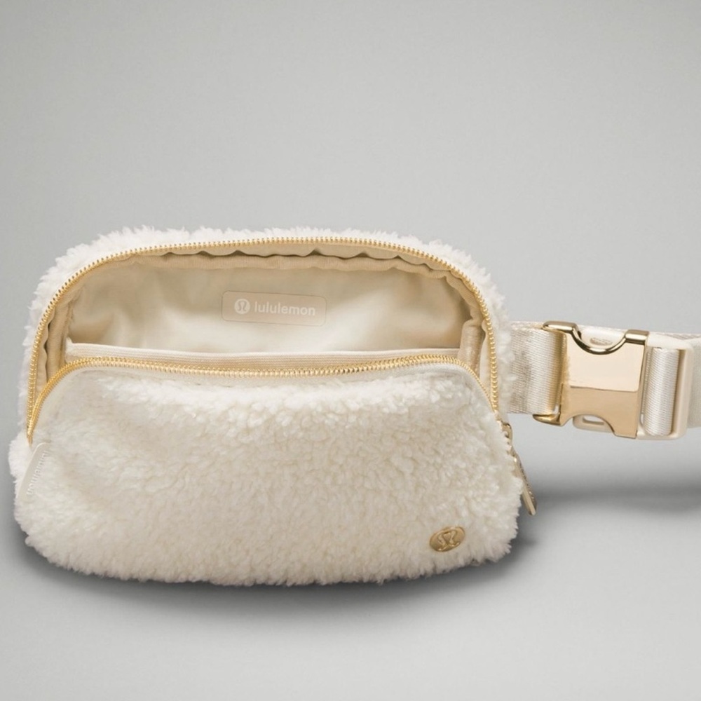 lululemon Everywhere Belt Bag - Fleece - Natural Ivory with gold hardware